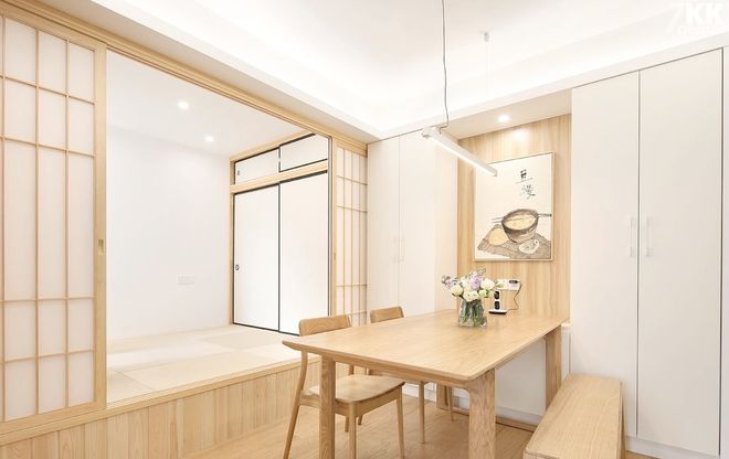 客厅别死磕“L型沙发”！7种用单人椅+矮榻拼出灵活社交区的思路